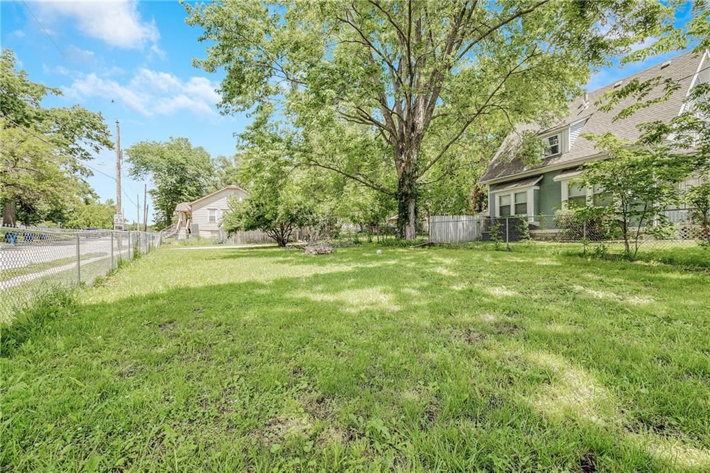 215 S Leonard Street — photo 28