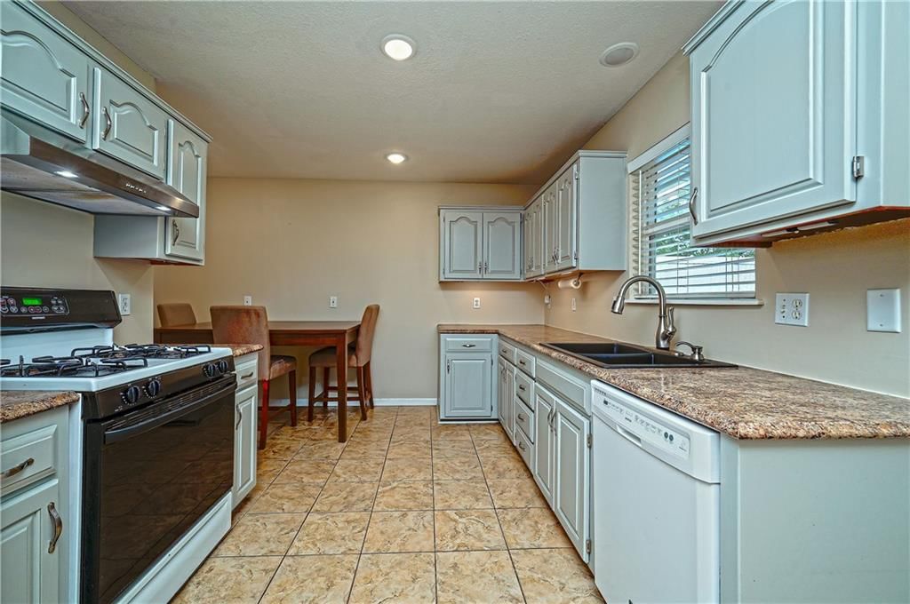 1604 S 105th Terrace — photo 15