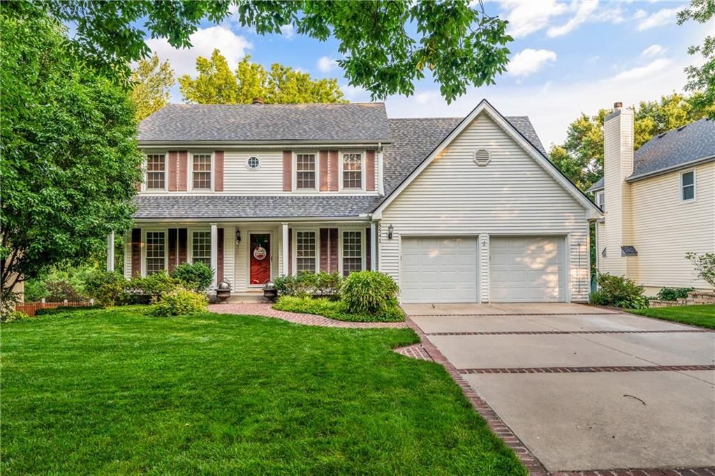 8541 Oakview Drive, Lenexa, KS