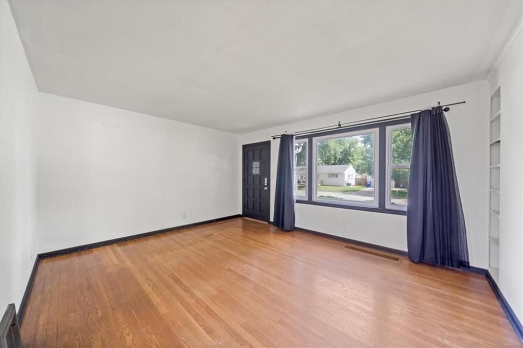 2504 NE 60th Street — photo 4