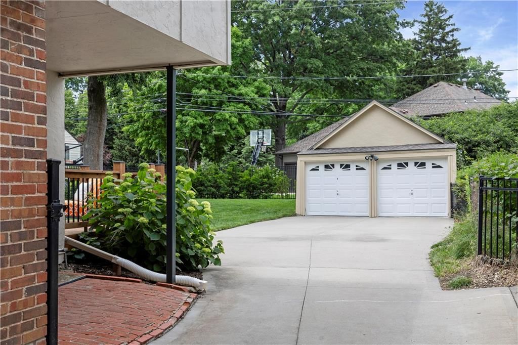 660 Romany Road — photo 30