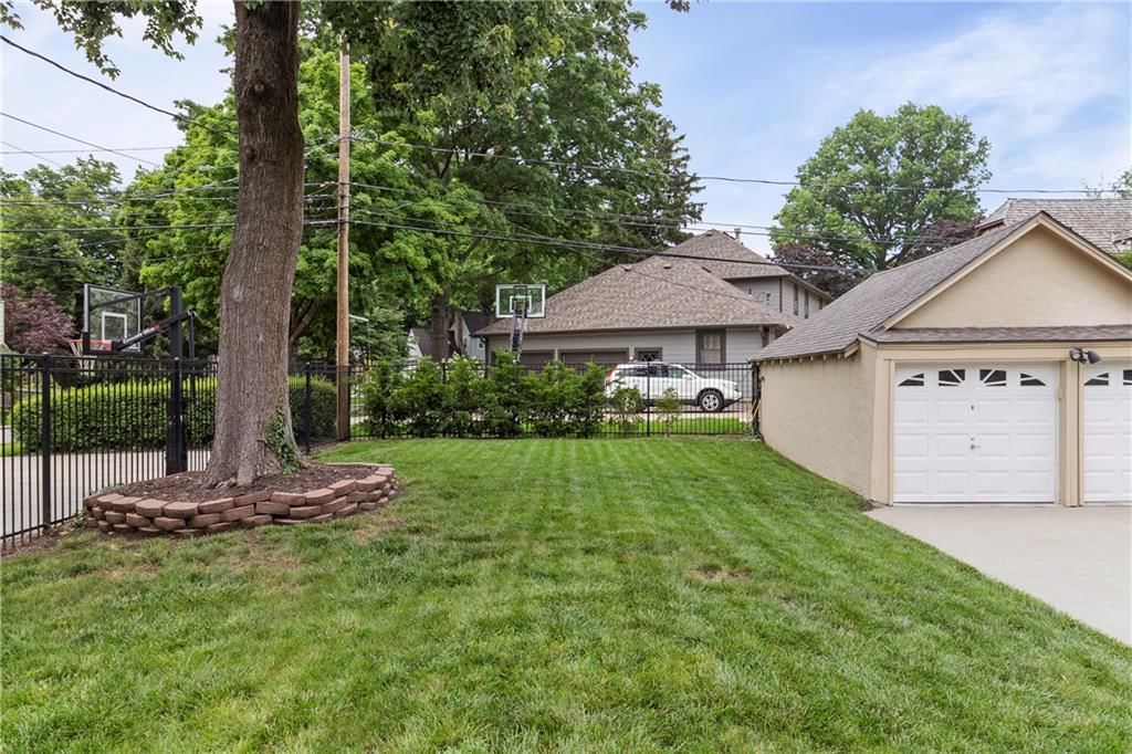 660 Romany Road — photo 31