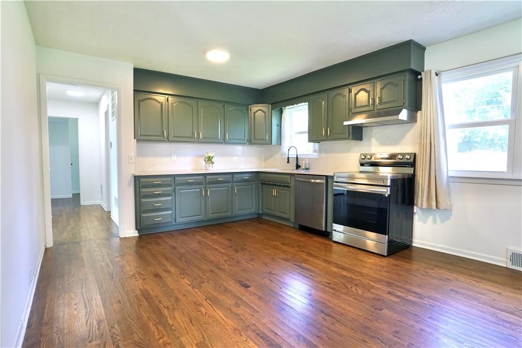 213 E Bates Street — photo 5