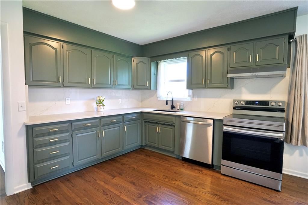 213 E Bates Street — photo 6