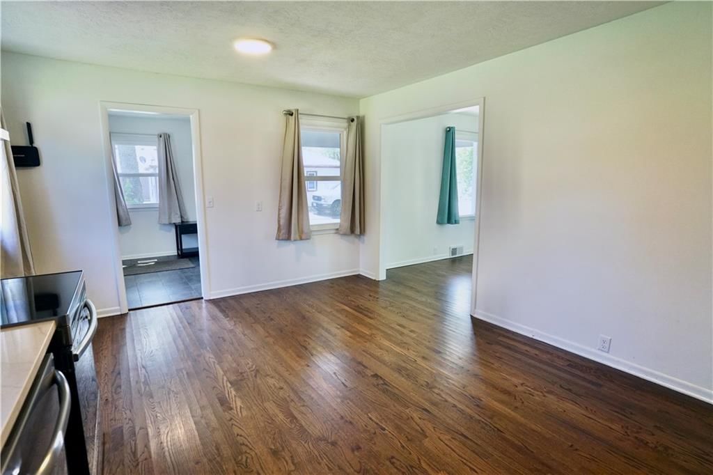 213 E Bates Street — photo 7