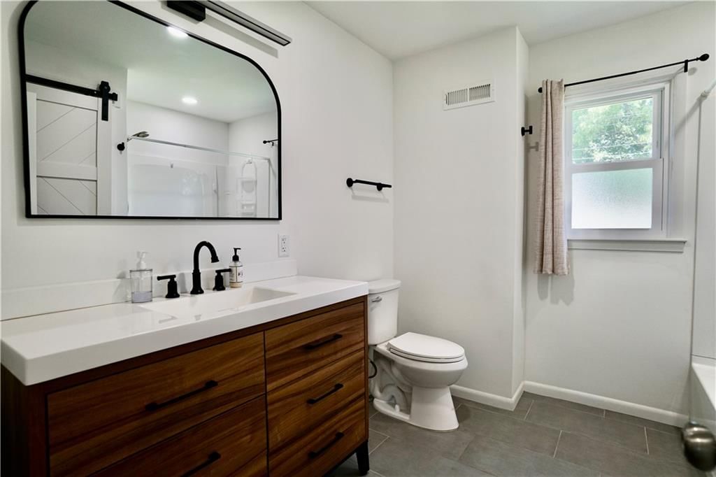 213 E Bates Street — photo 9