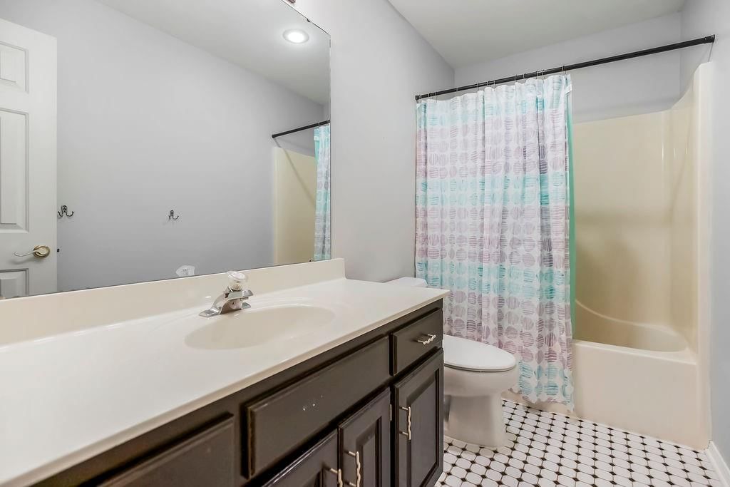 600 N Oak Street — photo 20