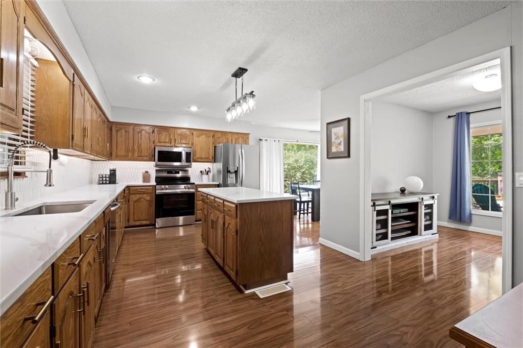 5712 NW Raintree Drive — photo 8