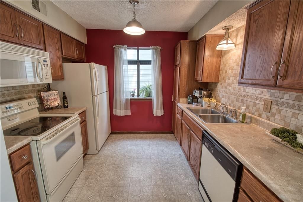 16312 W 126th Terrace — photo 6