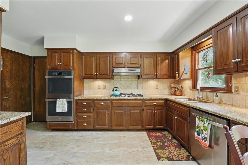 7908 Rosehill Road — photo 12