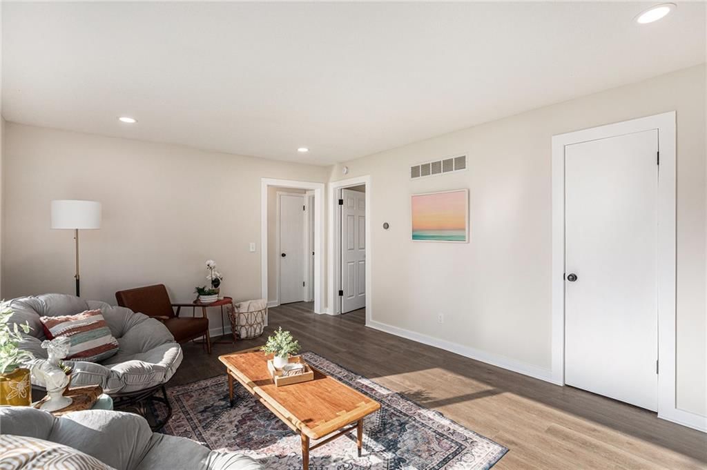 624 S Locust Street — photo 4