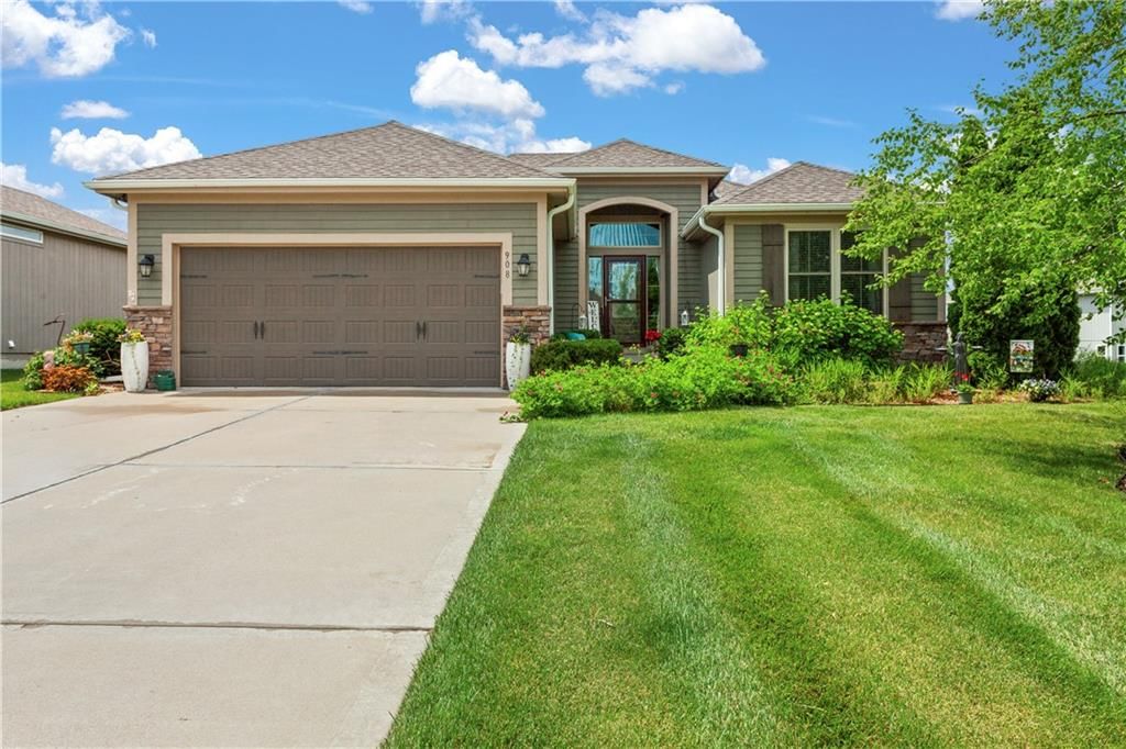 908 SE Amber Court, Blue Springs, MO