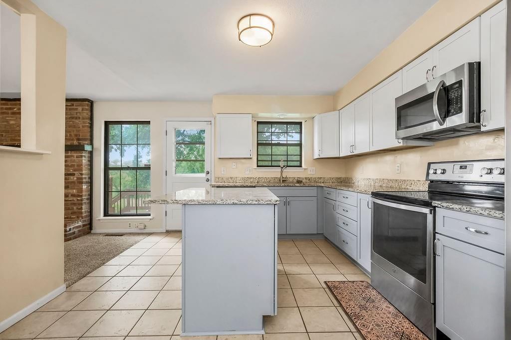 Photo 9 of 30 - 20806 W 63rd Terrace