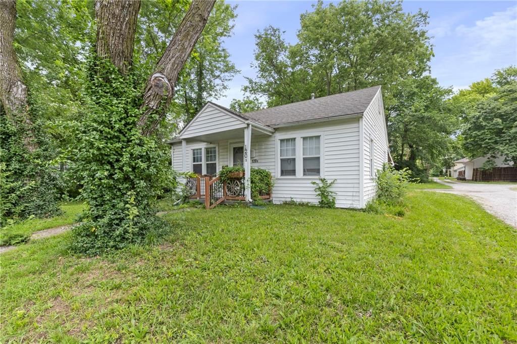 120 S Pine Street — photo 2