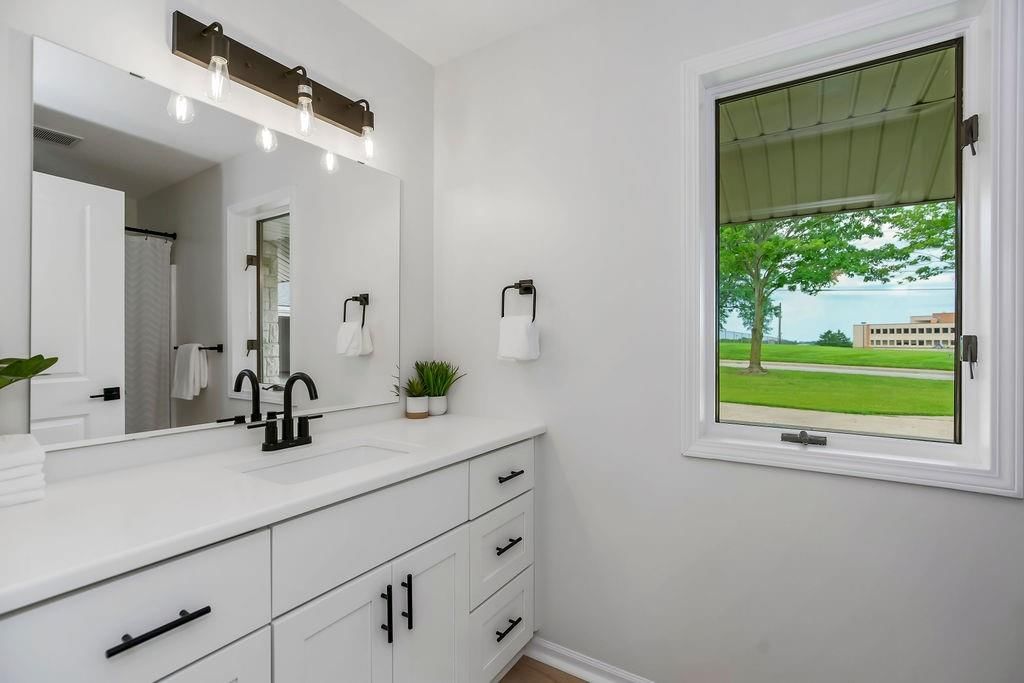 639 S Commercial Avenue — photo 12