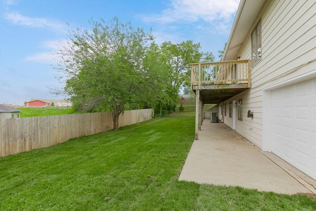 639 S Commercial Avenue — photo 32