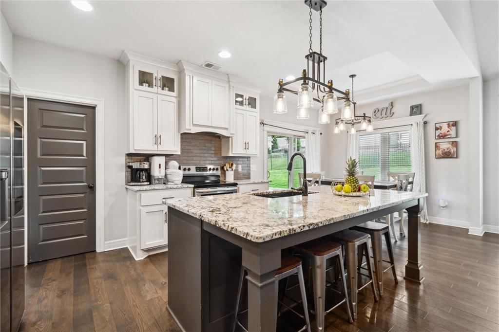 1402 NW Red Oak Court — photo 4