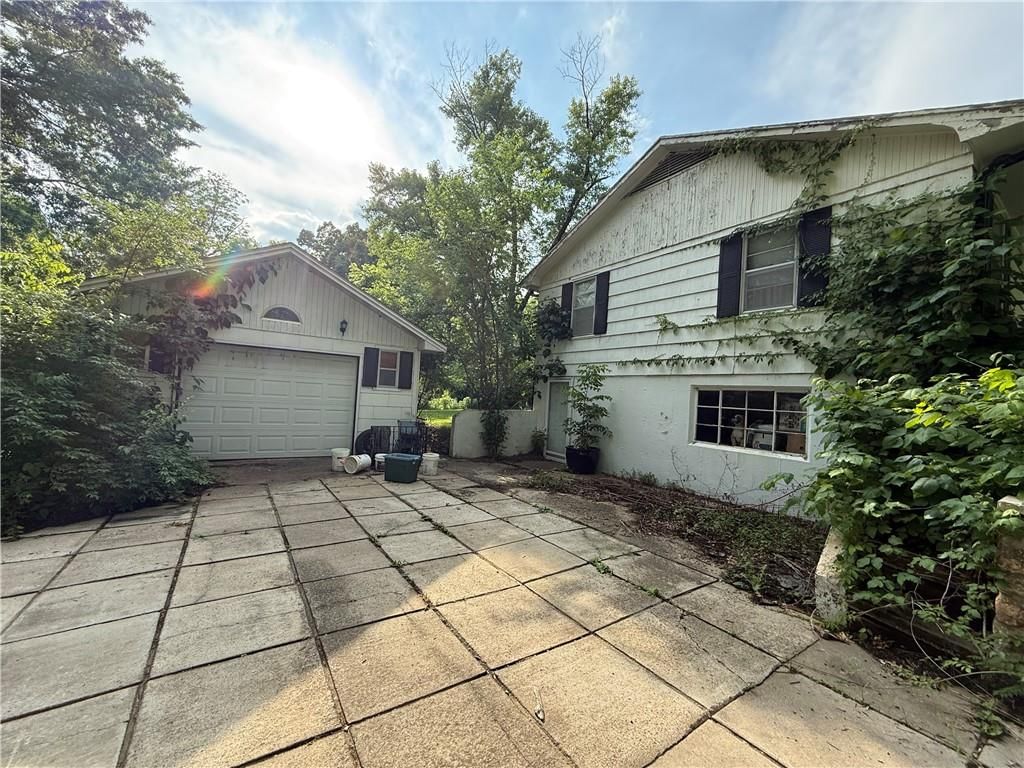 6310 River Road, Pleasant Valley, MO
