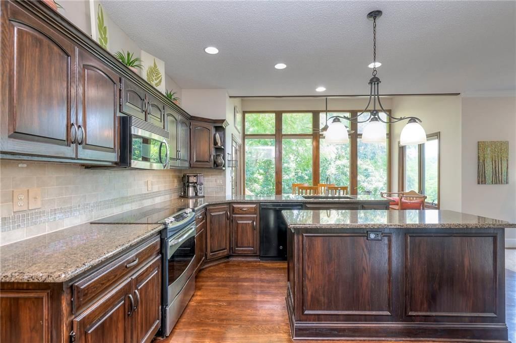 8355 Hallet Street — photo 15