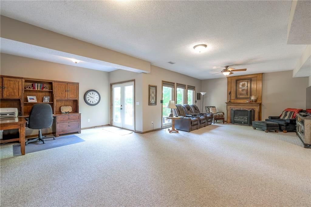 8355 Hallet Street — photo 36