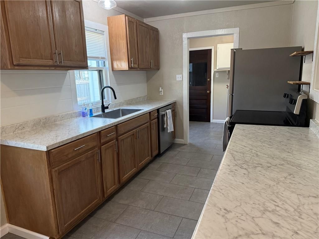 612 W Walnut Street — photo 5