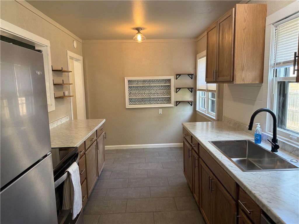 612 W Walnut Street — photo 8