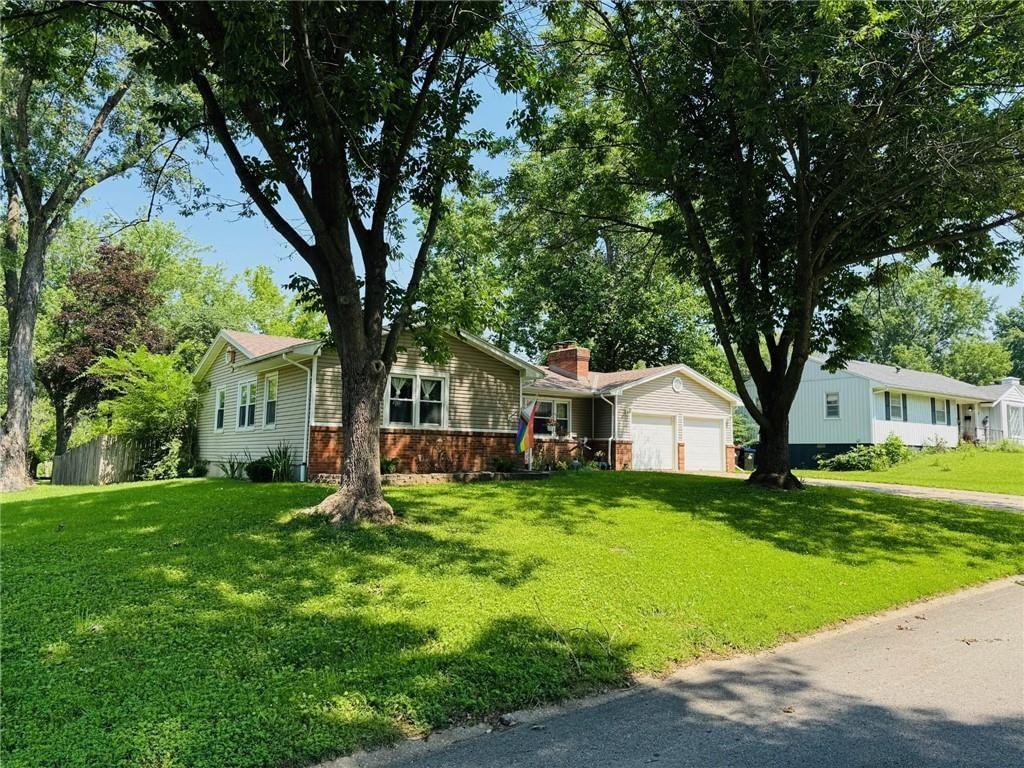 325 Hillcrest Drive — photo 2