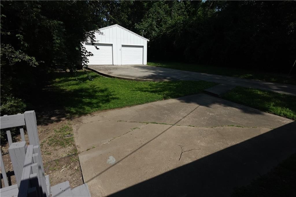 8251 N Broadway Street — photo 22