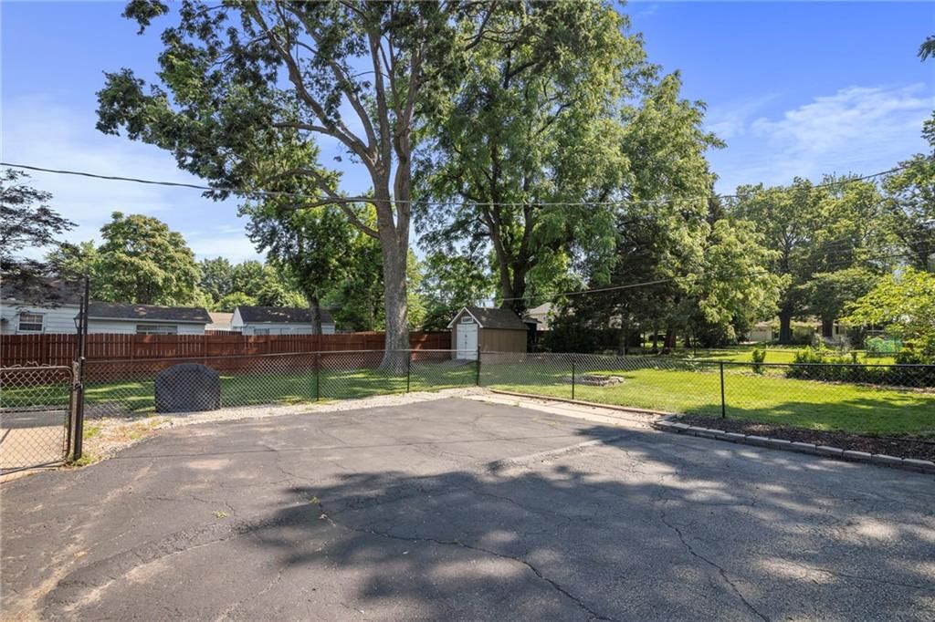 8209 Madison Avenue — photo 27