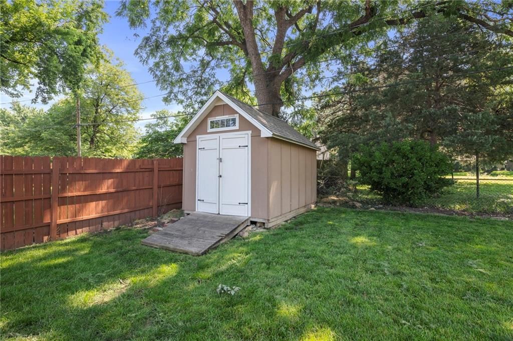 8209 Madison Avenue — photo 29