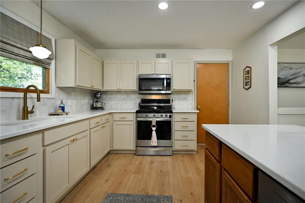 21185 W 126th Street — photo 6