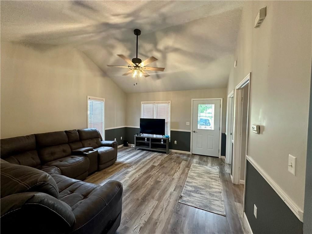 408 E 3rd Street — photo 2