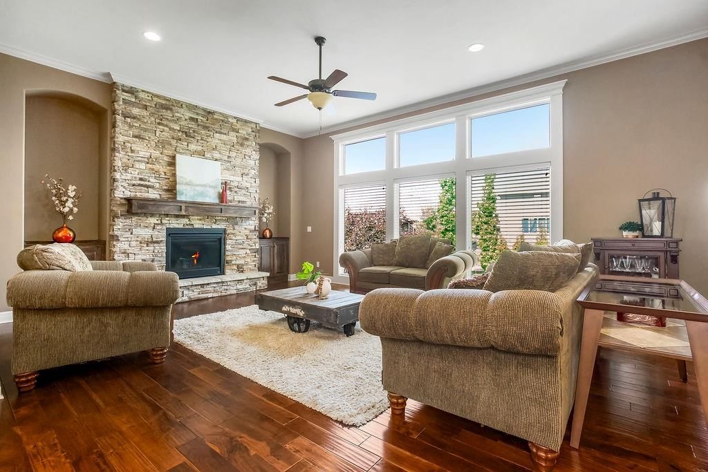 112 NW Whitman Drive — photo 2