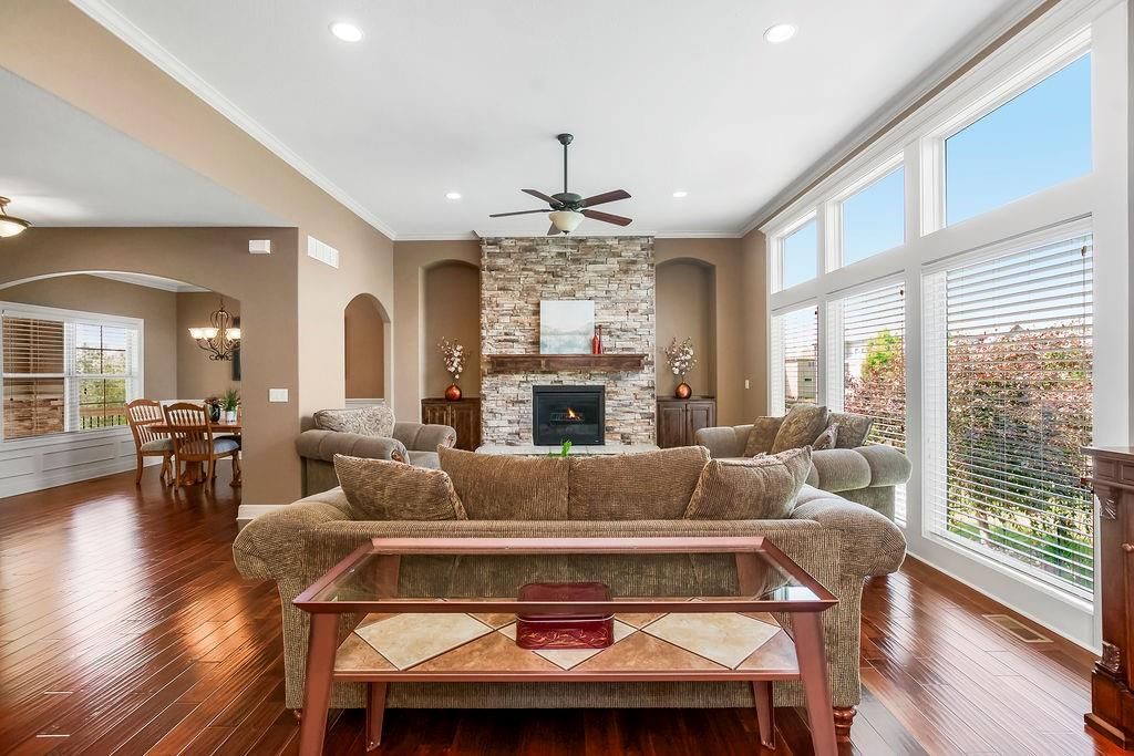 112 NW Whitman Drive — photo 3