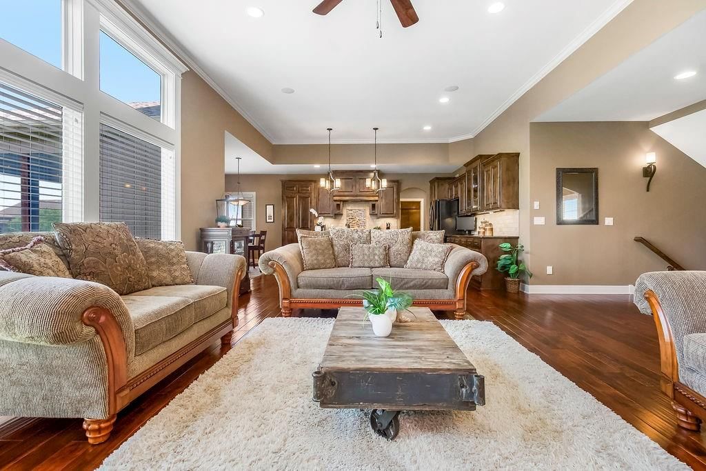 112 NW Whitman Drive — photo 5