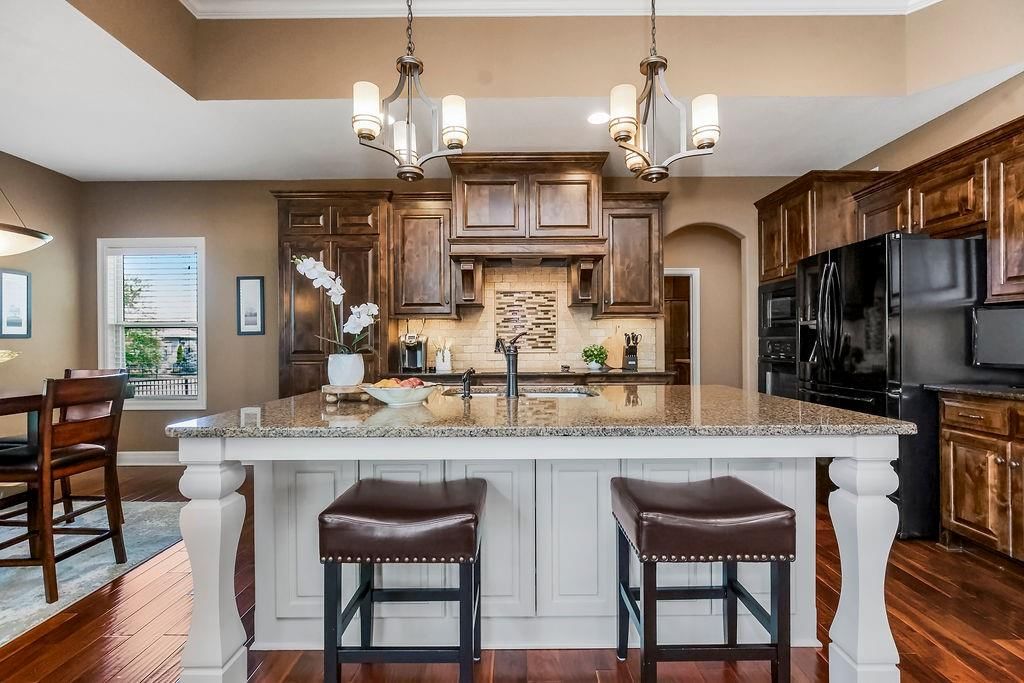 112 NW Whitman Drive — photo 8