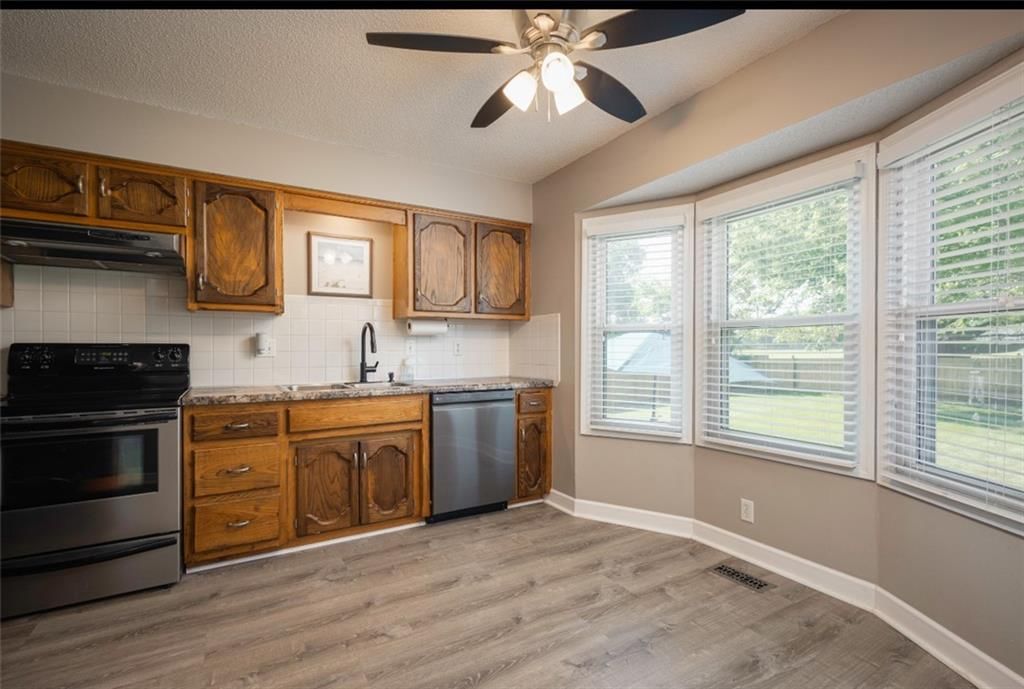 2541 NE DALE HUNTER Lane — photo 11