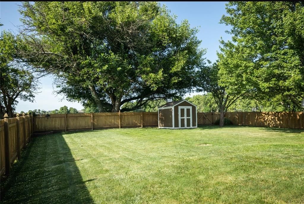 2541 NE DALE HUNTER Lane — photo 31