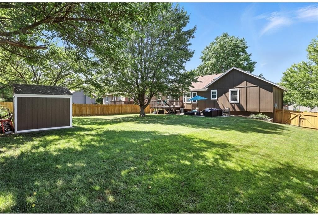 2541 NE DALE HUNTER Lane — photo 32