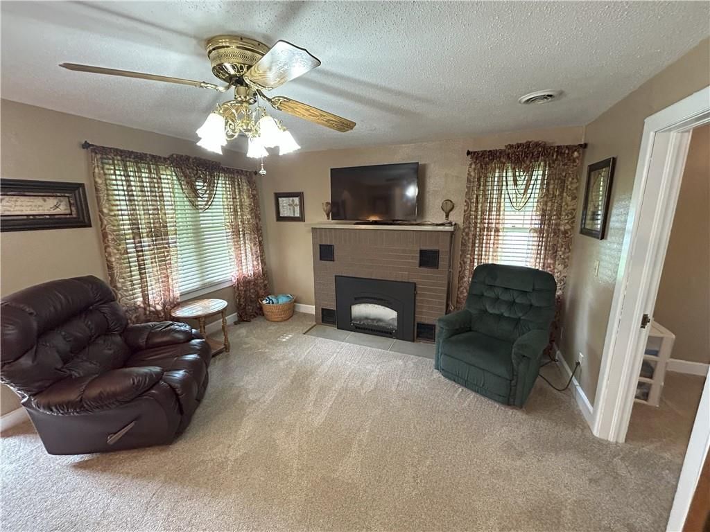 1047 N Lynn Street — photo 2