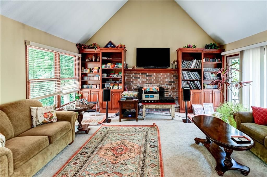 512 E Clayview Drive — photo 4