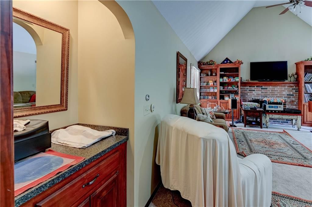 512 E Clayview Drive — photo 9