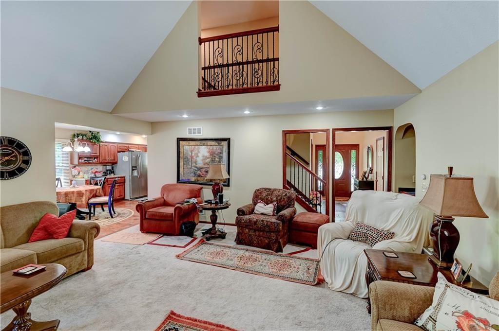 512 E Clayview Drive — photo 10