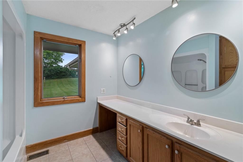 1010 Wellington Street — photo 33