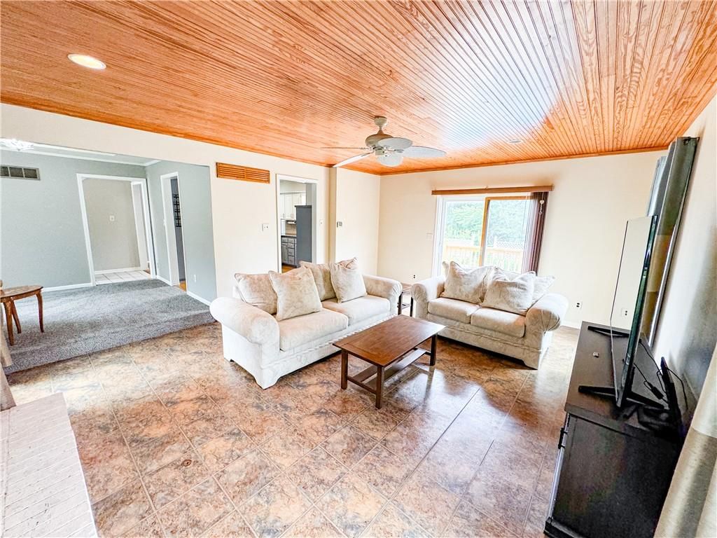 1639 NE Debonair Drive — photo 6