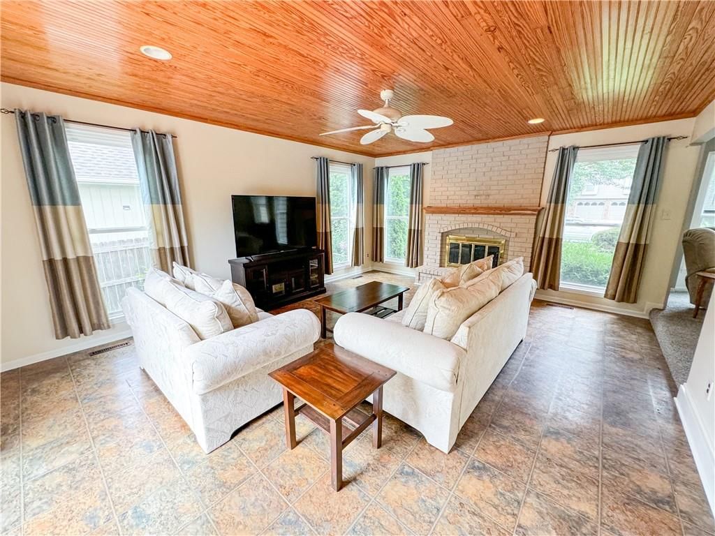 1639 NE Debonair Drive — photo 7