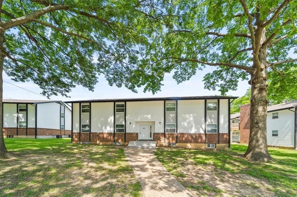 902 Twin Oaks Terrace, Harrisonville, MO