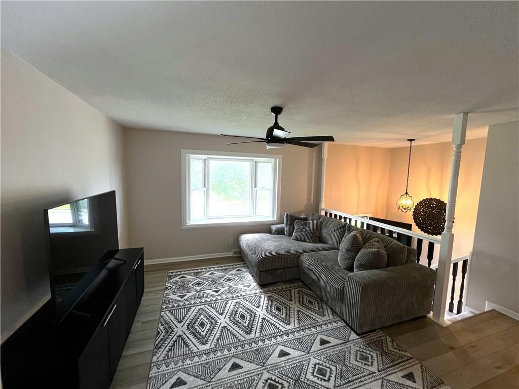 812 MANOR Court — photo 2