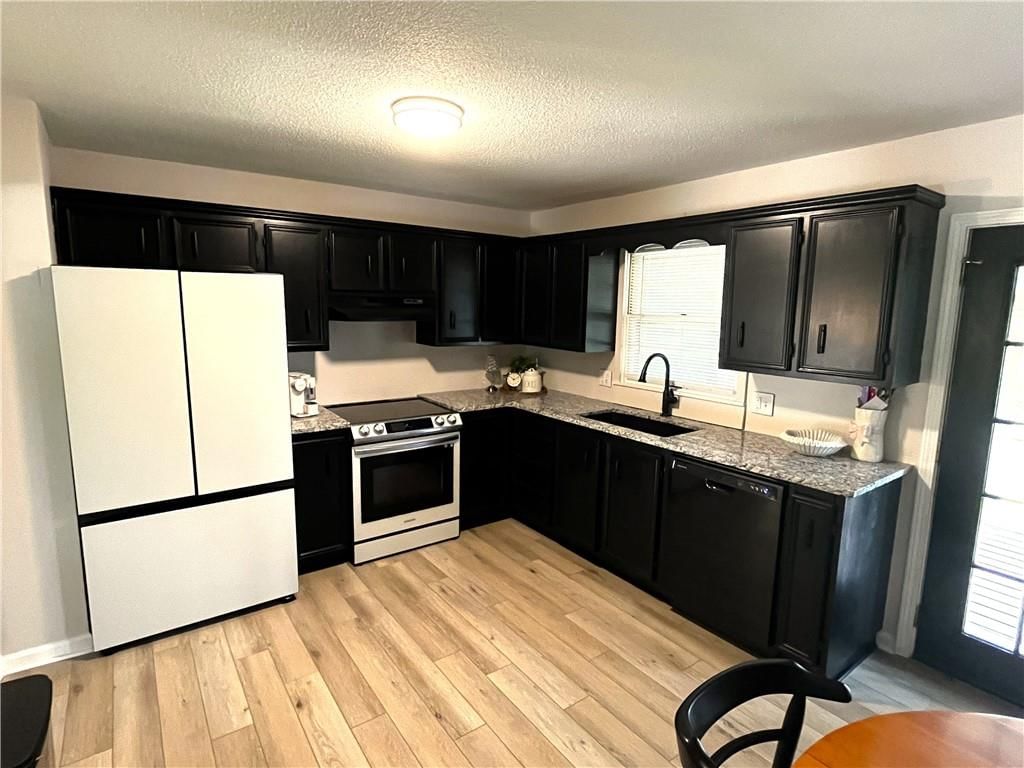 812 MANOR Court — photo 3
