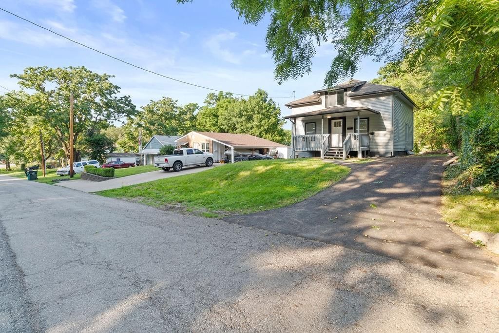 1233 S Pleasant Street — photo 30